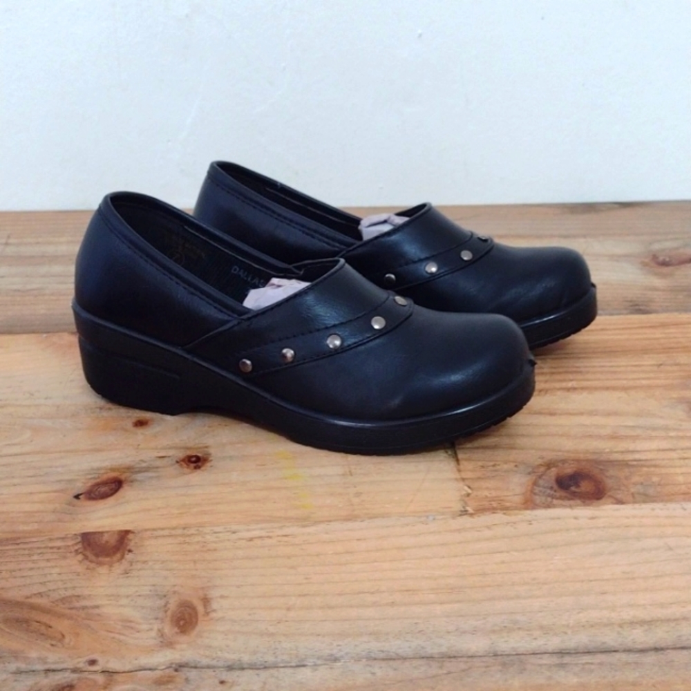 Refresh Black Dallas Stud Accent Clog  NWT Size 7 NEW